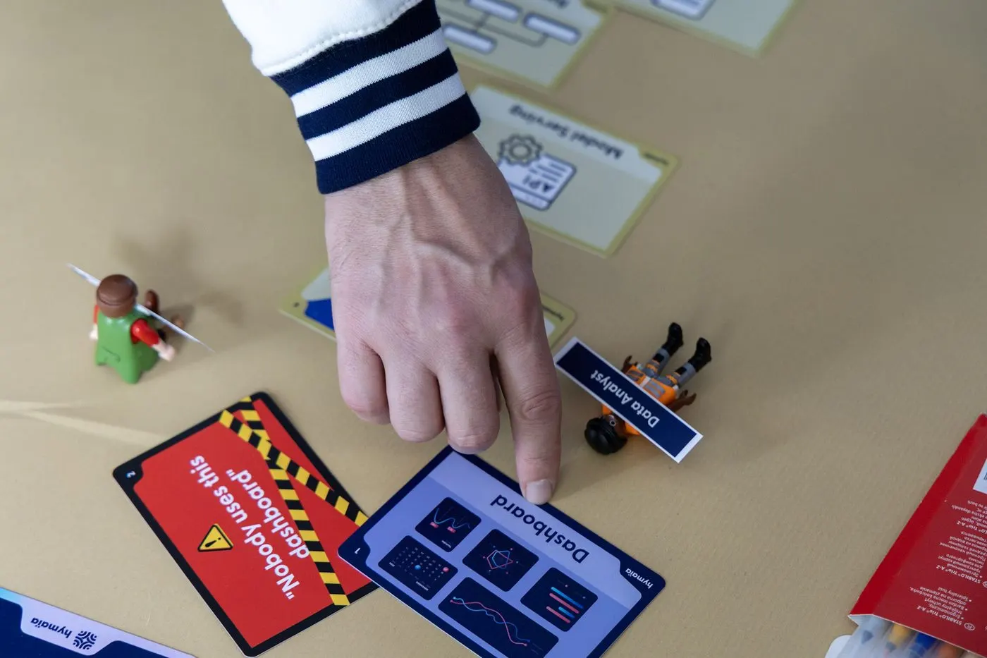 Cartes de la fresque posées sur la table